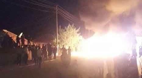 Mahalleli tacizcinin evini basıp eşyalarını yaktı