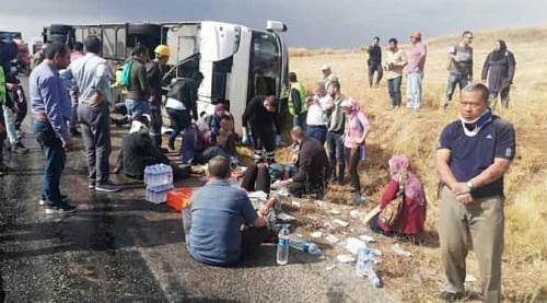Malezyalı turistleri taşıyan tur otobüsü devrildi: 1 ölü, 29 yaralı