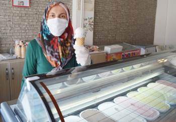 Manda Sütünden 23 Çeşit Dondurma Yapıyor
