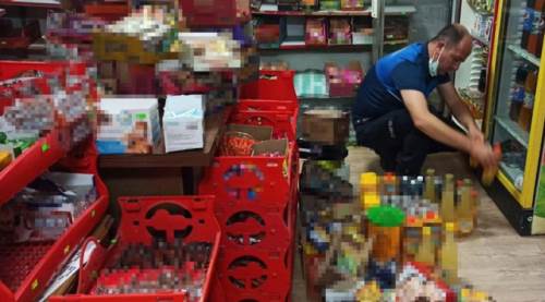 Markete denetime giren zabıta, gördüklerine inanamadı!
