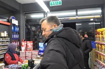 Markete Gelen Muhabbet Kuşu Omuzlardan İnmedi
