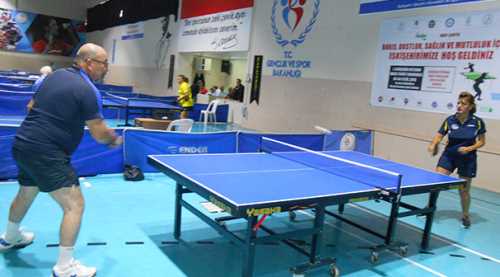 Masa tenisi turnuvası başladı