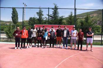 Masa Tenisi Ve Streetball Şampiyonları Ödüllerini Aldı
