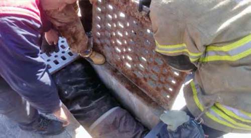 Mazgala sıkışan adam için itfaiye seferber oldu