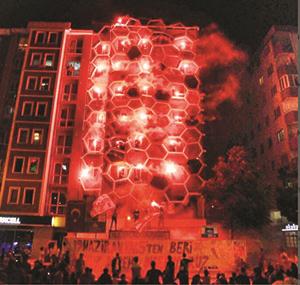 Meşale şov geceyi aydınlattı