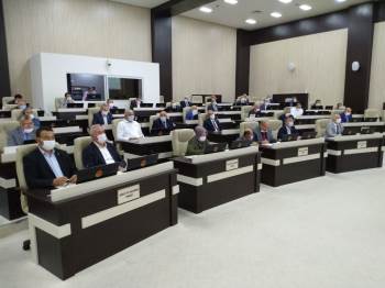 Meclis Kürsüsünden ’Allı Turnam’ Türküsü Söyledi
