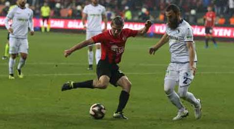 Mehmet Özcan takımdan ayrıldı