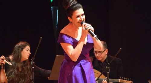 Melihat Gülses kulakların pasını sildi