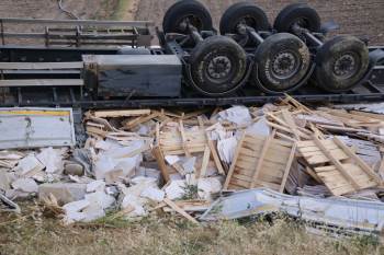 Mermer Yüklü Tır Devrildi, Baba Öldü Oğlu Ağır Yaralandı
