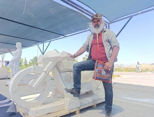 Mermerden motosiklet ve ayı figürü görenleri büyüledi