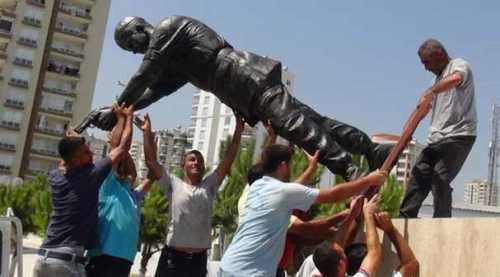 Mersin'de kent merkezine heykelini diktiler