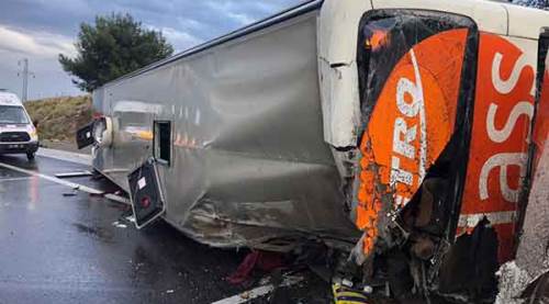 Mersin'de yolcu otobüsü devrildi: 25 yaralı