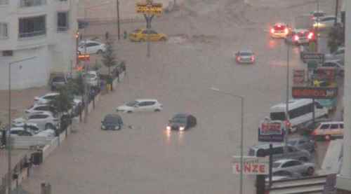 Mersin'i sel aldı! Yüzlerce mahsur