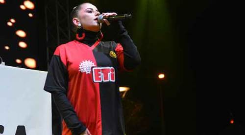 Merve Özbey Eskişehir’i ısıttı