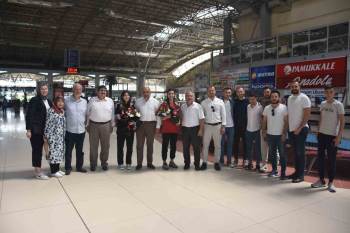 Meryem Betül Çavdar Ve Kübra Kocakuş Çiçeklerle Karşılandı
