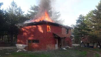 Mesire Alanı İçindeki 2 Katlı Evde Yangın
