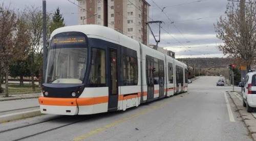 Meteorolojiden uyarı gelmişti: Eskişehir’de tramvay seferlerine fırtına engeli