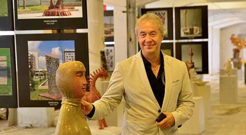 Metin Uca sempozyum alanını gezdi