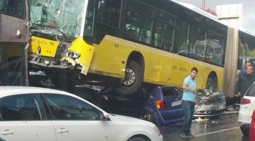 Metrobüs yoldan çıktı, yaralılar var