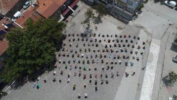 Meydanda Saf Tutup Cuma Namazını Kıldılar
