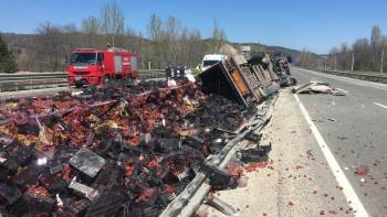 Meyve Yüklü Tır Devrildi; 1 Yaralı
