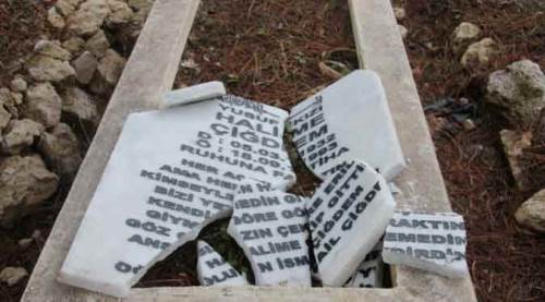 Mezar taşlarına iğrenç saldırı!