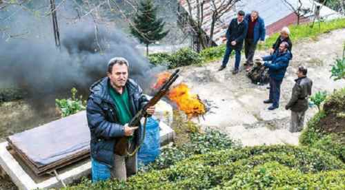 Mezara beton döküp çelik kapı ile kapattılar