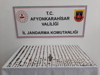 Mezarlık İşçisinin Evinden Yüzlerce Tarihi Sikke Çıktı
