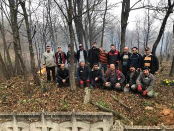 Mezarlıkta İmece Usulü Temizlik
