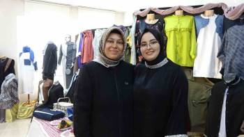 Mezun Olduğu Okuluna Yıllar Sonra Dönerek Kursiyerlere Dikiş Kursu Verdi
