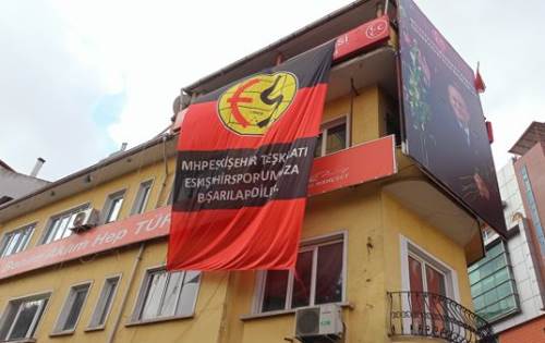 MHP, Eskişehirspor için parti binasına bayrak astı