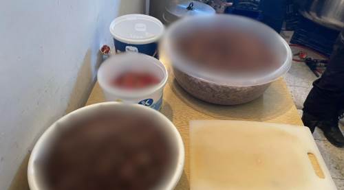 Mide bulandıran görüntüler: Vatandaşa bunları yedireceklerdi!