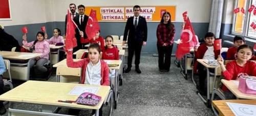 Mihalıççık’ta ikinci dönem bayrak sevgisiyle başladı