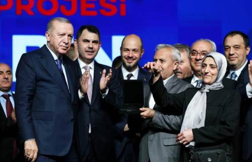 Milletvekili Nebi Hatipoğlu'ndan konut projesine övgü dolu sözler