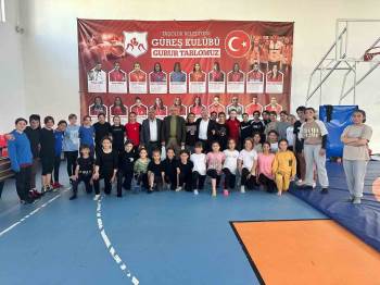 Milli Güreşçilere Antrenmanda Moral Verdiler
