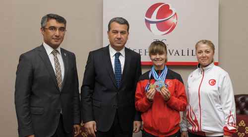 Milli sporcu Vali Çelik'i ziyaret etti