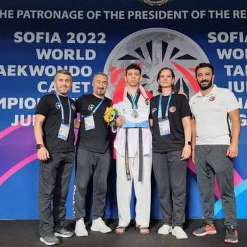 Milli Sporcunun Başarısı İlçede Sevinçle Karşılandı
