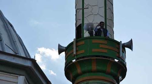 Minareye ezan okumak için çıkmadı
