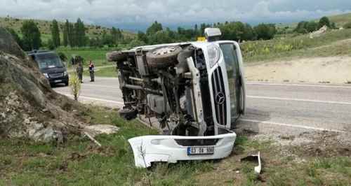 Minibüs devrildi: 3 yaralı