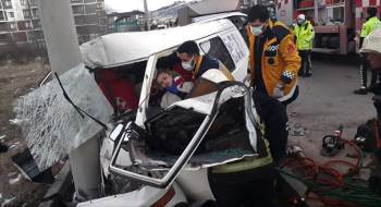 Minibüs Elektrik Direğine Çarptı: 1 Yaralı
