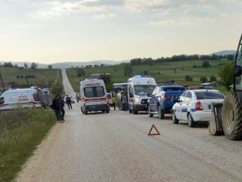 Minibüs İle Otomobil Çarpıştı: 6 Yaralı
