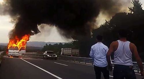 Minibüs otobanda alev alev yandı 