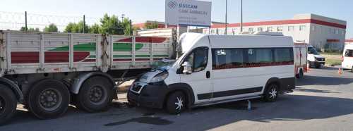 MİNİBÜS TIR'A ÇARPTI: 17 YARALI