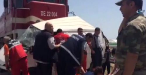 MİNİBÜSE TREN ÇARPTI: 9 ÖLÜ