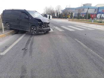 Minibüsle Çarpışan Kamyonet Devrildi, 1 Kişi Yaralandı
