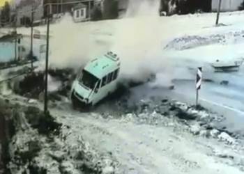 Minibüsle Otomobilin Çarpıştığı Kazada Ortalık Böyle Toz Duman Oldu
