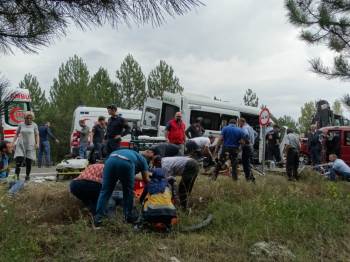 Minibüsler Kafa Kafaya Çarpıştı: 1 Ölü, 15 Yaralı

