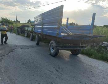 Minibüsün Çarptığı Traktör Devrildi
