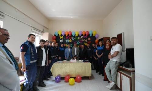 Minik Asya’ya zabıta ekiplerinden sürpriz doğum günü