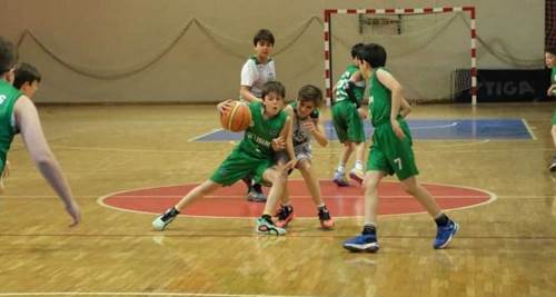 Minik basketçiler yeteneklerini sergiliyor